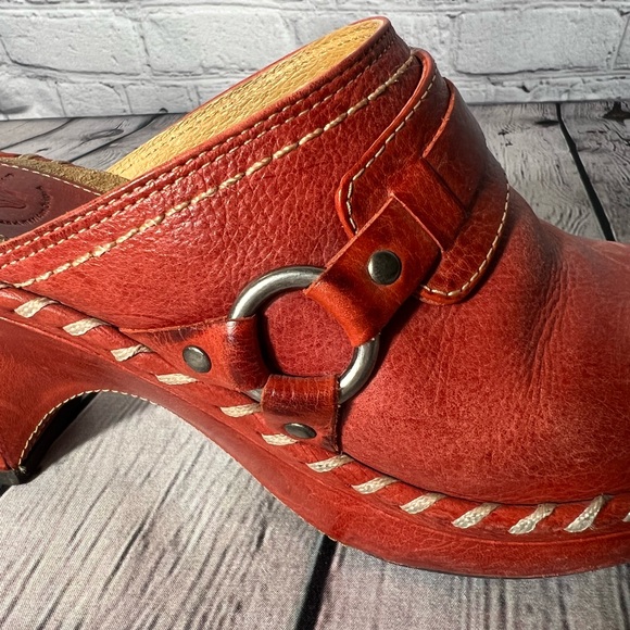 Frye Charlotte Leather Heeled Whipstitched
Harness Ring Mules in size 5.5 - Picture 8 of 12